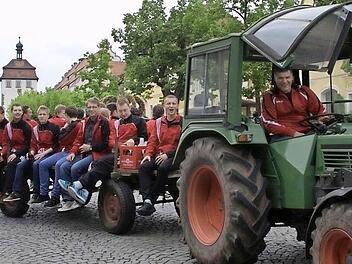 Die Spieler des TSV ließen nach viel Laufarbeit während der Saison bei der Meisterfahrt durch Schlüsselfeld die Beine baumeln. Fotos: Gabriele Treuheit