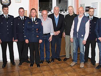 Treue und engagierte Mitglieder sowie Unterstützer der Freiwilligen Feuerwehr Kleinwenkheim wurden gewürdigt. Unser Foto zeigt (von links) Andreas Göbel, Marco Gessner, Birgit Below, Hubert Reuß, Theo Vorndran, Alfred Reinhard und Günther Schlembach, Nico Reuß sowie Michael Kastl.  Foto: Dieter Britz