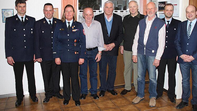 Treue und engagierte Mitglieder sowie Unterstützer der Freiwilligen Feuerwehr Kleinwenkheim wurden gewürdigt. Unser Foto zeigt (von links) Andreas Göbel, Marco Gessner, Birgit Below, Hubert Reuß, Theo Vorndran, Alfred Reinhard und Günther Schlembach, Nico Reuß sowie Michael Kastl.  Foto: Dieter Britz