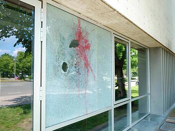 Kaputte Fensterscheibe an der Meistersingerhalle Foto: Nikolas Pelke