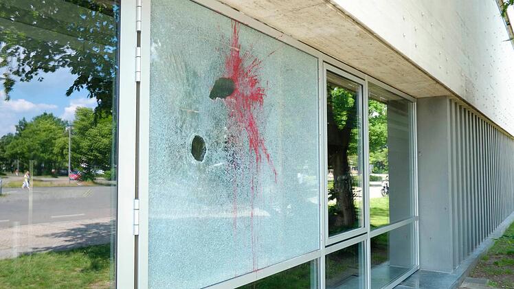 Kaputte Fensterscheibe an der Meistersingerhalle Foto: Nikolas Pelke