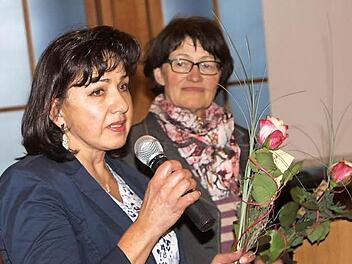 Maria Wolfschmitt (links) und Imelda Hetterich erhielten für ihre langjährige Tätigkeit in der Kreisvorstandschaft besondere Anerkennung bei der Zusammenkunft in Sand.  Fotos: Günther Geiling