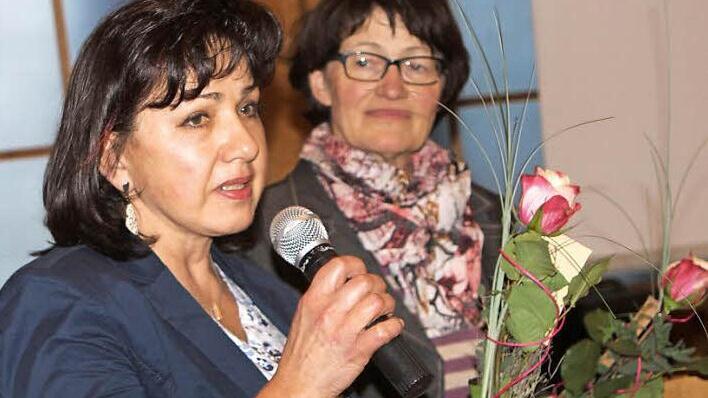 Maria Wolfschmitt (links) und Imelda Hetterich erhielten für ihre langjährige Tätigkeit in der Kreisvorstandschaft besondere Anerkennung bei der Zusammenkunft in Sand.  Fotos: Günther Geiling