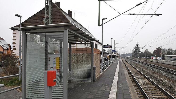 Eine Haltestelle mit Bahnsteigen und Unterstellhäuschen (siehe Bild aus Hirschaid) könnte mit überschaubarem Aufwand gebaut werden. Foto: Ronald Rinklef