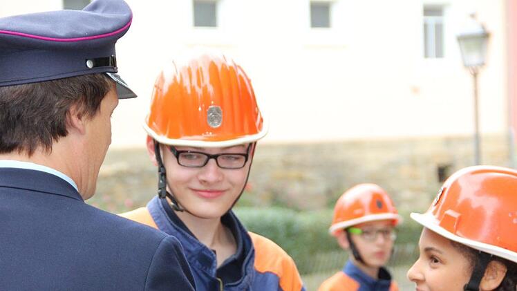 Jannis Trapper und Lais Lucino-Müller beim Knoten eines Sicherungsseils Foto: Katharina Müller-Sanke