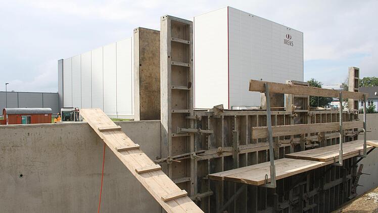 Auch die Firma Ireks ist betroffen und wird durch die neue Mauer gesichert. Foto: Sonny Adam