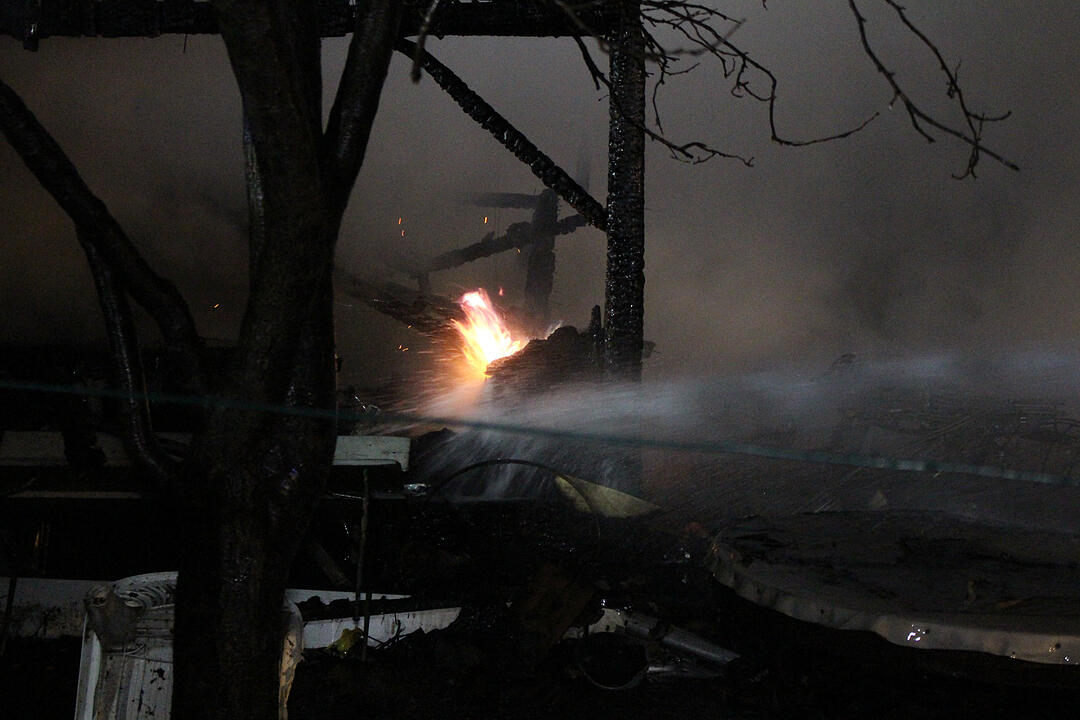 Tragödie in Mittelfranken: 56-Jähriger und seine zwei Hunde sterben bei Feuer in Gartenlaube