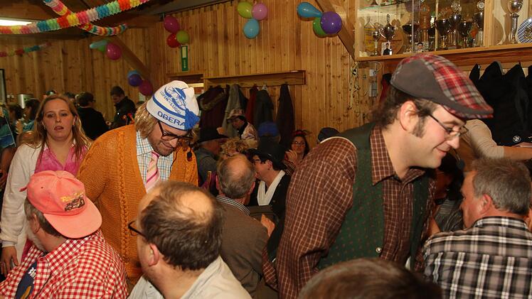 Die beiden Opas Stefan Herr (mit Zipfelmütze) und Bernd Wittmann sprachen auf der Bühne über ihr Liebesleben und über die Erlebnisse in einer Kur. Foto: Michael Stelzner