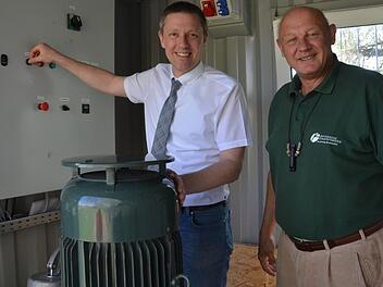 Bürgermeister Marco Steiner startet die Pumpe für die Beregnung auf dem Nasslagerplatz im Schlossgrund, rechts: Albert Schrenker, der Leiter des Forstbetriebs Coburg der BaySF.Rainer Lutz