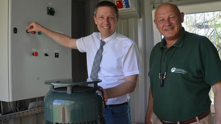 Bürgermeister Marco Steiner startet die Pumpe für die Beregnung auf dem Nasslagerplatz im Schlossgrund, rechts: Albert Schrenker, der Leiter des Forstbetriebs Coburg der BaySF.Rainer Lutz