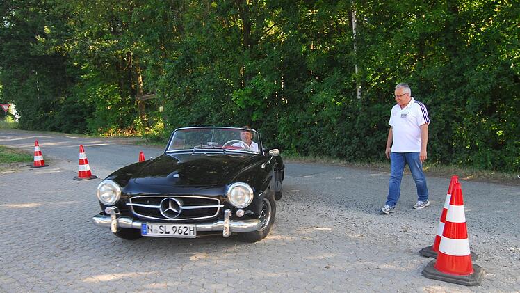 25 Jahre: Andy Köpke kommt mit dem Cabrio, Barny Weidner lotst ihn.