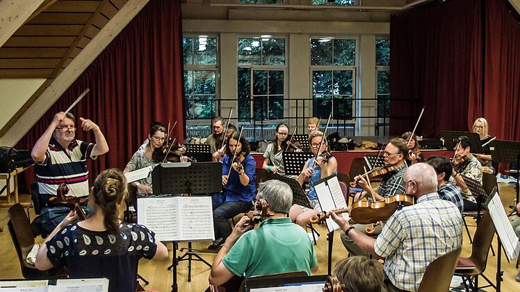 Probenendspurt: Hans Stähli bereitet das Orchester der Gesellschaft der Musikfreunde Neustadt vor auf das Open-Air-Konzert am Sonntag im Freibad. Jochen Berger