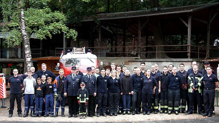Die Feuerwehrleute standen für Informationen zur Verfügung.