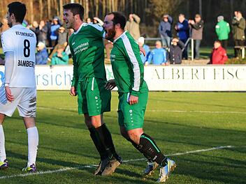 Für eine Überraschung sorgte der SV Friesen in der Landesliga Nordost mit seinem 4:1-Heimsieg gegen den bis dahin ungeschlagenen FC Eintracht Bamberg Mitte November. Hier bejubeln die beiden Torschützen Nils Firnschild (links, zwei Tore) und Christian Brandt (ein Tor) einen Treffer ihrer Mannschaft.  Foto: Heinrich Weiß