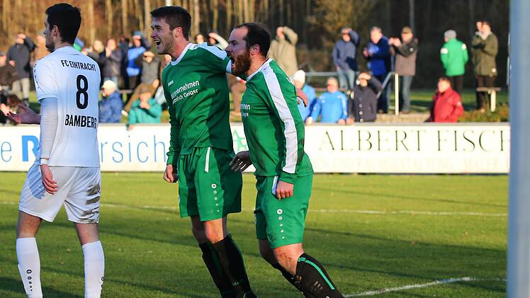Für eine Überraschung sorgte der SV Friesen in der Landesliga Nordost mit seinem 4:1-Heimsieg gegen den bis dahin ungeschlagenen FC Eintracht Bamberg Mitte November. Hier bejubeln die beiden Torschützen Nils Firnschild (links, zwei Tore) und Christian Brandt (ein Tor) einen Treffer ihrer Mannschaft.  Foto: Heinrich Weiß