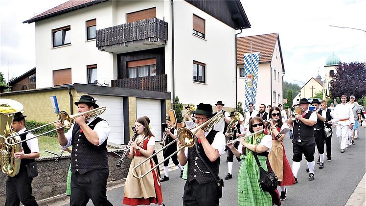 Die Musikanten aus Neukenroth, Stockheim und Haig (unser Bild) sorgten für Marschmusik.