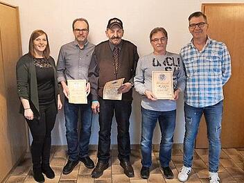 Einige der geehrten Mitglieder mit den Vorsitzenden  Foto: privat