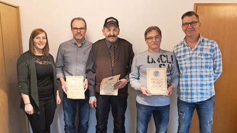 Einige der geehrten Mitglieder mit den Vorsitzenden  Foto: privat