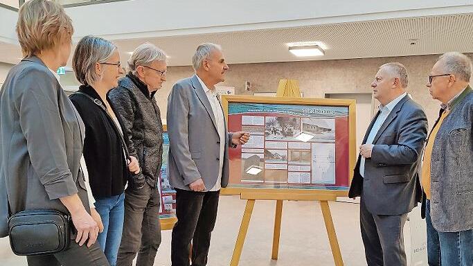 Bei der Ausstellungseröffnung (von links): Marion Stephan, Stephanie Elm, Karl Hahn, Walter Kömpel, Initiator der Ausstellung, Landrat Thomas Bold mit Emil Müller, stellvertretender Landrat.