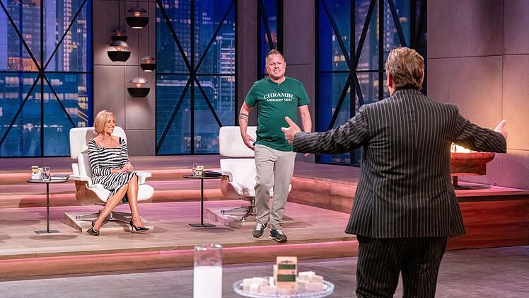 Ralf Dümmel ist ein Mann, der praktisch denkt. Und er macht den Deal mit dem "Seifenkaiser". Er kauft sich für 125.000 Euro ein Viertel der Waschwürfel-Firma. Dafür darf den Gründer auch mal testsitzen auf einem Löwen-Sessel.