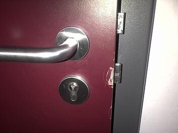 Auch die Tür zum Büro der Schülermitverwaltung wurde von den Eindringlingen gewaltsam geöffnet. Foto: Henriette Weser