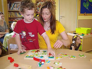 Sonja Welsch und ihr Sohn Henry beim gemeinsamen Puzzeln. In den 70-er Jahren besuchte die Kronacherin selbst die "Villa Sonnenschein".  Foto: Heike Schülein