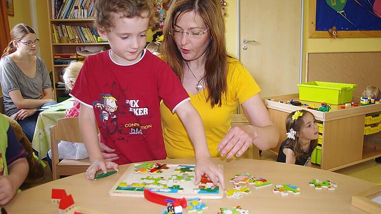 Sonja Welsch und ihr Sohn Henry beim gemeinsamen Puzzeln. In den 70-er Jahren besuchte die Kronacherin selbst die "Villa Sonnenschein".  Foto: Heike Schülein