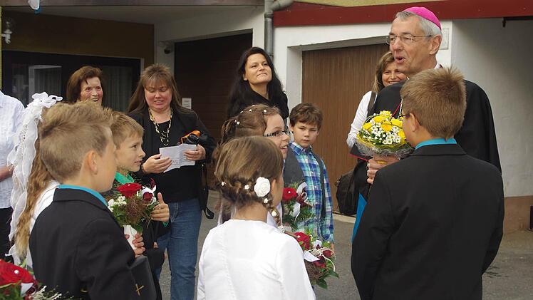 Der Erzbischof (rechts) wurde von den diesjährigen Kommunionkindern willkommen geheißen.