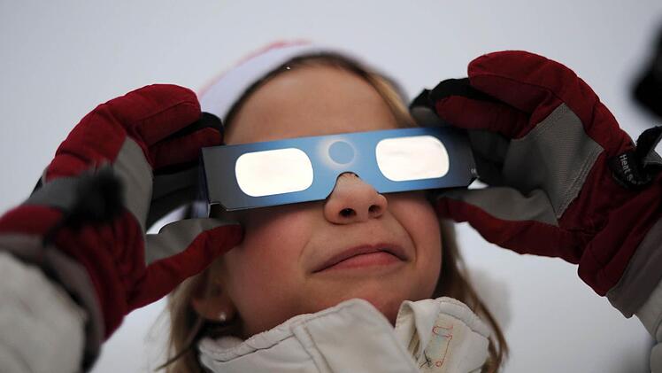 Wer die Sonnenfinsternis beobachten will, muss seine Augen mit einer Schutzbrille schützen. Foto: Uwe Zucchi/dpa
