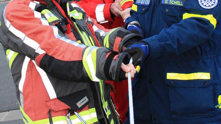In Bad Staffelstein ziehen alle Rettungsdienste an einem Strang (von links): Nicole Trapper (Feuerwehr), Konrad Hauptmann (BRK-Wasserwacht), Stephan Murmann (DLRG), Holger Reinlein (Feuerwehr), Ute Schubert (DLRG) und Daniel Schell (THW). Foto: Matthias Einwag