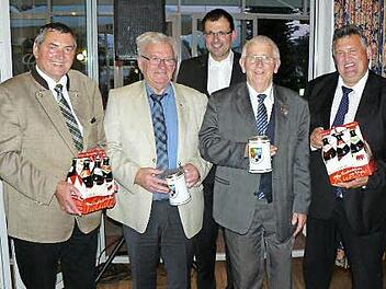 Der SU-Kreisvorsitzende Erhard Hildner hatte als Gastgeschenk zwei Bierpräsente für den Trierer SU-Bezirksvorsitzenden Hans Speder und den Wittlicher Kreisvorsitzenden Oskar Lautwein parat. Von links: Erhard Hildner, Hans Speder, CSU-Landtagsabgeordneter Martin Schöffel, Oskar Lautwein und Gerhard Schneider. Foto: Klaus-Peter Wulf