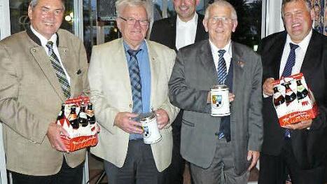 Der SU-Kreisvorsitzende Erhard Hildner hatte als Gastgeschenk zwei Bierpräsente für den Trierer SU-Bezirksvorsitzenden Hans Speder und den Wittlicher Kreisvorsitzenden Oskar Lautwein parat. Von links: Erhard Hildner, Hans Speder, CSU-Landtagsabgeordneter Martin Schöffel, Oskar Lautwein und Gerhard Schneider. Foto: Klaus-Peter Wulf