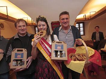 Neder-Braumeister Rainer Kalb (l.), Bierkönigin Laura und Bäcker Andreas Nagel Foto: Josef Hofbauer