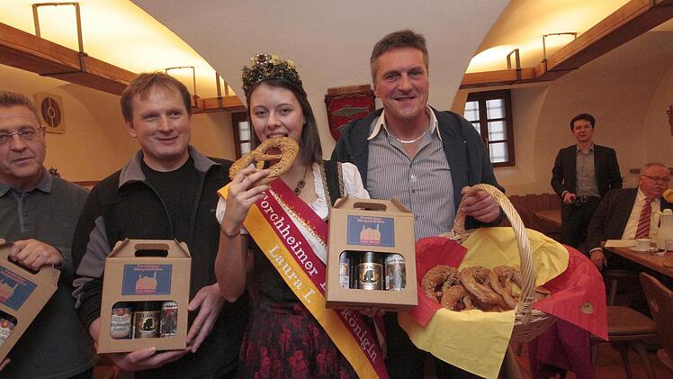 Neder-Braumeister Rainer Kalb (l.), Bierkönigin Laura und Bäcker Andreas Nagel Foto: Josef Hofbauer
