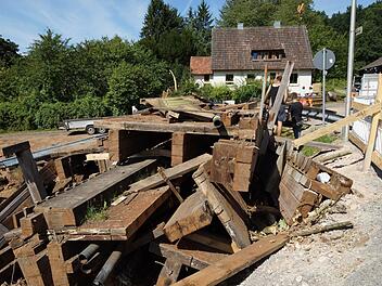 Die Holzbrücke liegt in Trümmern. Foto: Arkadius Guzy