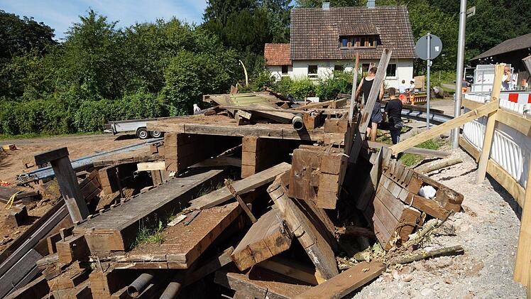 Die Holzbrücke liegt in Trümmern. Foto: Arkadius Guzy