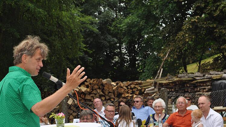 Michael Götz, Generalsekretär des CVJM-Landesverbandes Bayern, zeigte beim Festnachmittag Visionen im Glauben auf. Fotos: Beate Dahinten