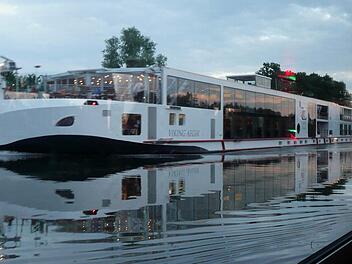 Flusskreuzfahrtschiff auf dem Main Günter Geiling