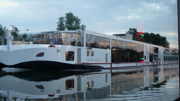 Flusskreuzfahrtschiff auf dem Main Günter Geiling