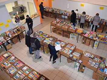 Zahlreiche Gäste kamen  zum Bücherflohmarkt der Familienbücherei St. Maria Magdalena. Foto: Marianne Fischer