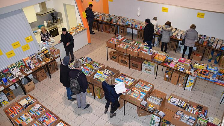 Zahlreiche Gäste kamen  zum Bücherflohmarkt der Familienbücherei St. Maria Magdalena. Foto: Marianne Fischer