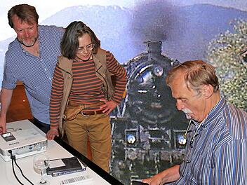 Der Holländer Ton Pruissen (rechts) zeigte in der alten Aula hervorragende  historische Eisenbahnfilme. In der Bildmitte Mia Hochrein, die Initiatorin  des else2-Kulturporjektes. Links Ekkehard Martin, der Vizepräsident der  Deutschen Gesellschaft für Eisenbahngeschichte. Er hatte Pruissen nach  Münnerstadt geholt. Foto: Dieter Britz