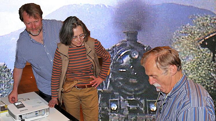Der Holländer Ton Pruissen (rechts) zeigte in der alten Aula hervorragende  historische Eisenbahnfilme. In der Bildmitte Mia Hochrein, die Initiatorin  des else2-Kulturporjektes. Links Ekkehard Martin, der Vizepräsident der  Deutschen Gesellschaft für Eisenbahngeschichte. Er hatte Pruissen nach  Münnerstadt geholt. Foto: Dieter Britz