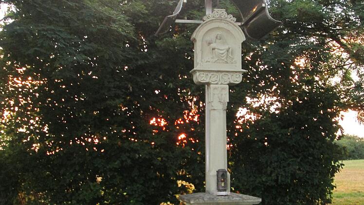 Die Pfeilersäule in der Schweinfurter Straße wie auch das Hochkreuz an der Hohen Straße erhalten heuer eine Sanierung.                               Winfried Ehling