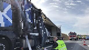 Schwerer Unfall A71: Lkw-Fahrer lebensgef&auml;hrlich verletzt