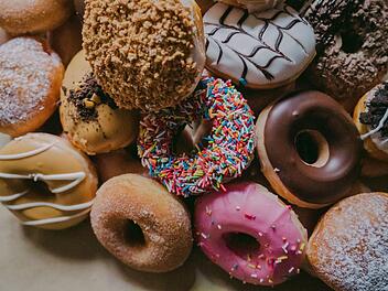 Damit der Besitzer eines kalifornischen Donut-Ladens mehr Zeit mit seiner kranken Ehefrau verbringen kann, kaufen ihm die Stammkunden Tag für den Tag den Laden leer. Und das innerhalb kürzester Zeit. Symbolfoto: unsplash.com/Rod Long