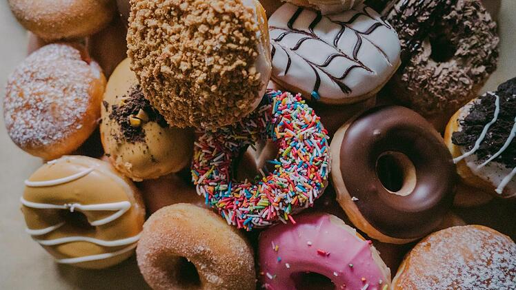 Damit der Besitzer eines kalifornischen Donut-Ladens mehr Zeit mit seiner kranken Ehefrau verbringen kann, kaufen ihm die Stammkunden Tag für den Tag den Laden leer. Und das innerhalb kürzester Zeit. Symbolfoto: unsplash.com/Rod Long