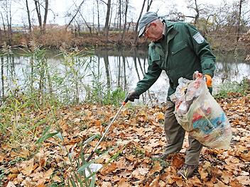 Gunter Brokt sammelt Plastikm&uuml;ll am Ufer der Trubbach-M&uuml;ndung.  Fotos: Ekkehard Roepert