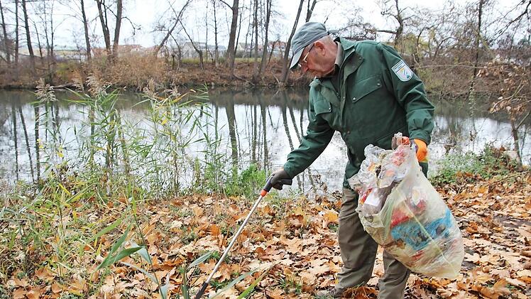 Gunter Brokt sammelt Plastikm&uuml;ll am Ufer der Trubbach-M&uuml;ndung.  Fotos: Ekkehard Roepert