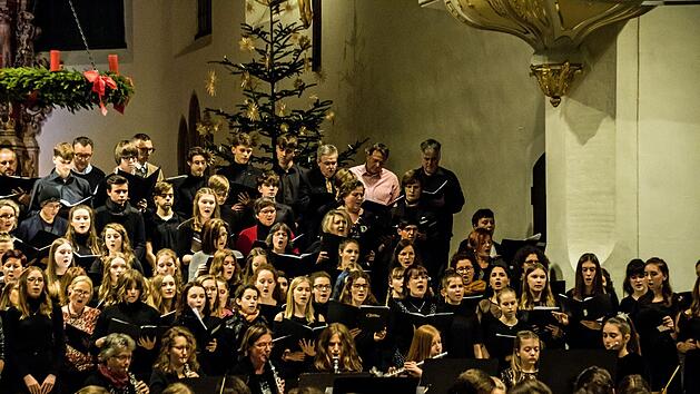 Den klingenden H&ouml;hepunkt des Weihnachtskonzerts in der Morizkirche bildete ein Mitmachprojekt der Schulfamilie des Gymnasiums Albertinum.Jochen BergerFoto: Jochen Berger